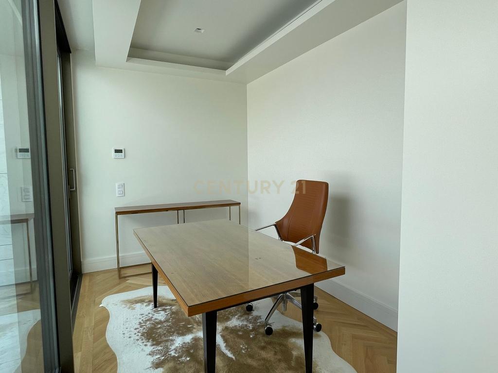 Moradia T3+1 em Cascais com Piscina Privada, Varandas e Jardim - Image 7