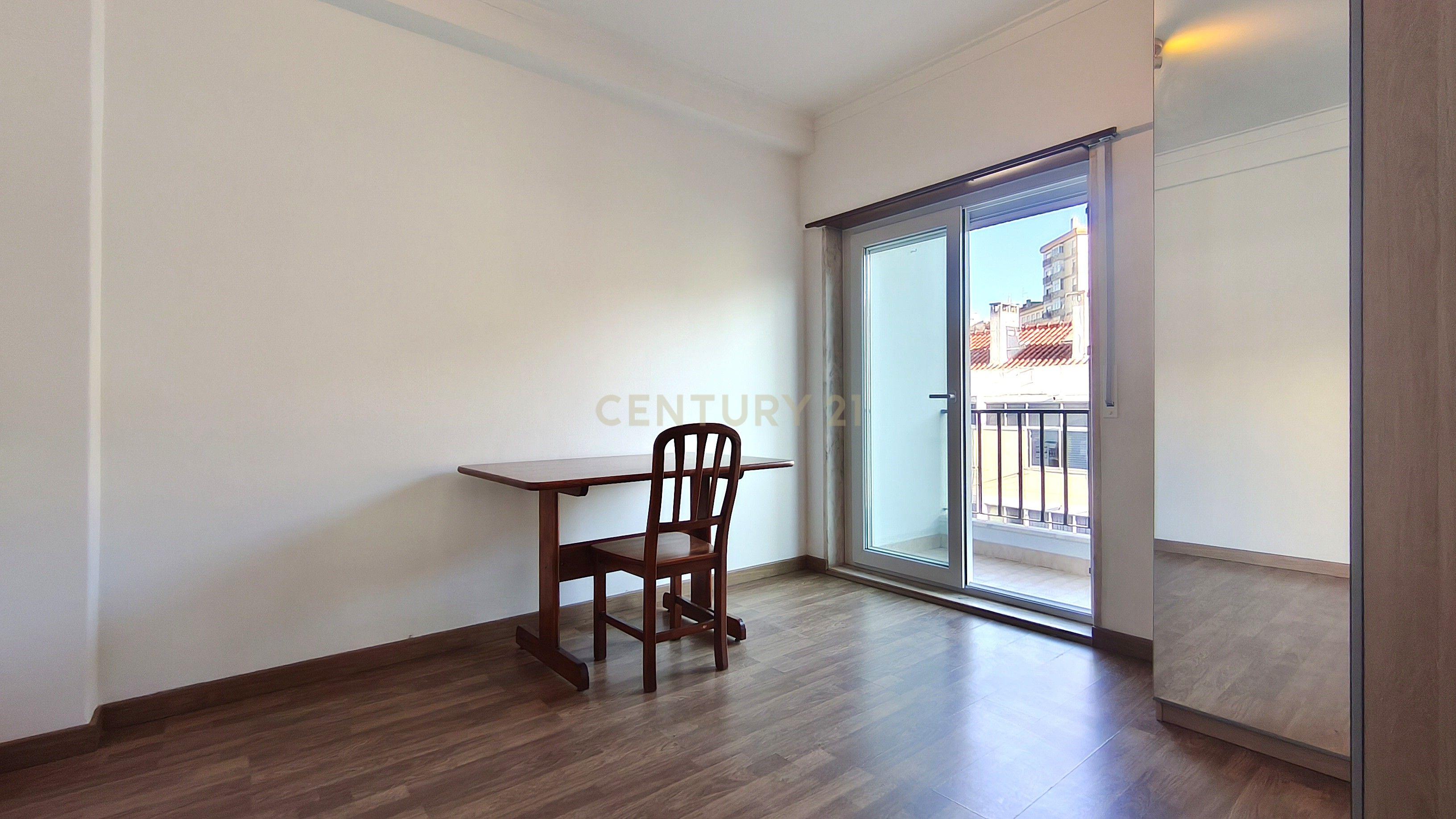 Fotografia 10 de Apartamento T2 Mobilado com Varanda e Garagem