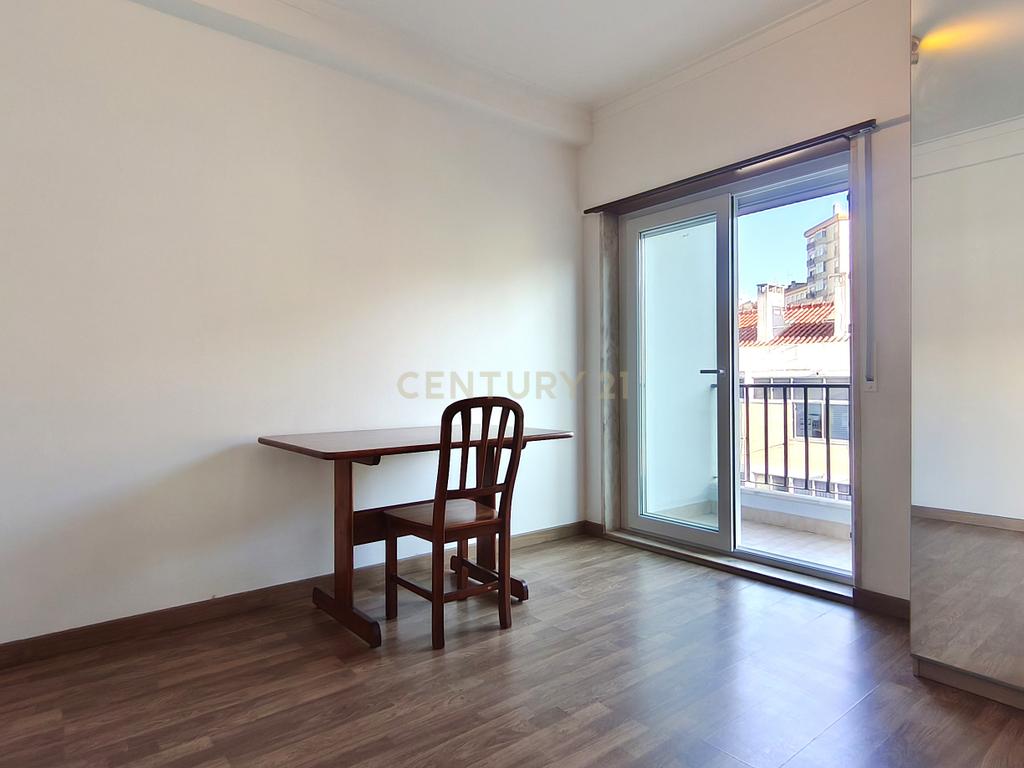 Apartamento T2 Mobilado com Varanda e Garagem - Image 10