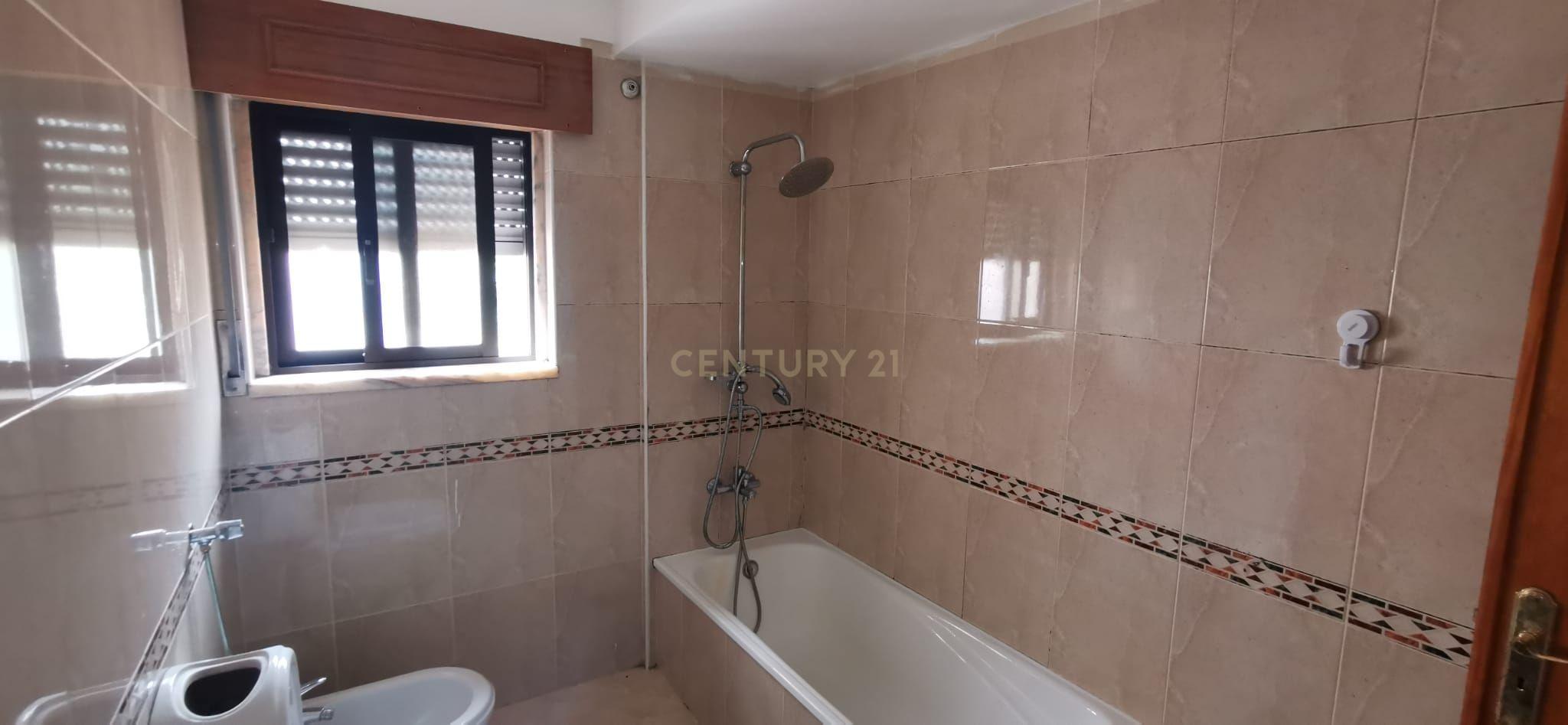 Fotografia 11 de T2 Remodelado | 100 m² | 2 Casas de Banho | Varanda | Agualva-Cacém