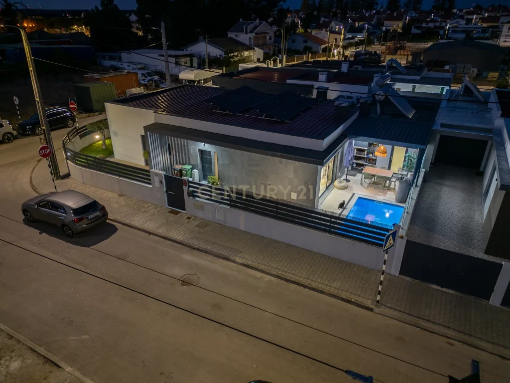 Moradia T3+1 Térrea de gaveto com Piscina, Domótica e Espaço Exterior | Fernão Ferro - Image 43