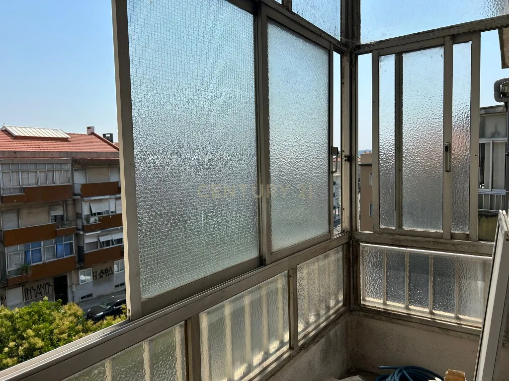 Apartamento T1 renovado | c/ varanda | vista desafogada | Mina de Água | Amadora - Image 3