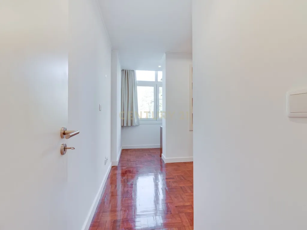 T3 TOTALMENTE RENOVADO COM VARANDA DE 21 m² NO CAMPO PEQUENO – LISBOA - Image 24