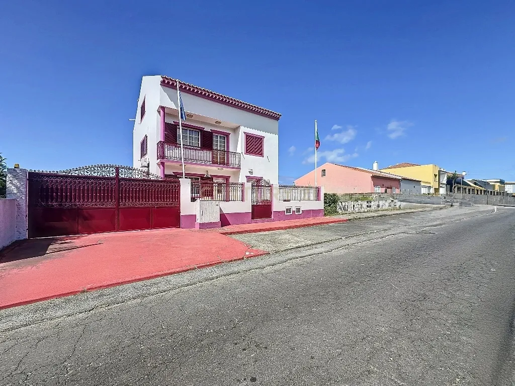 🏡 Moradia Única com Vista Mar — 3 Apartamentos | AL em Funcionamento | Feteiras, Ponta Delgada - Image 1