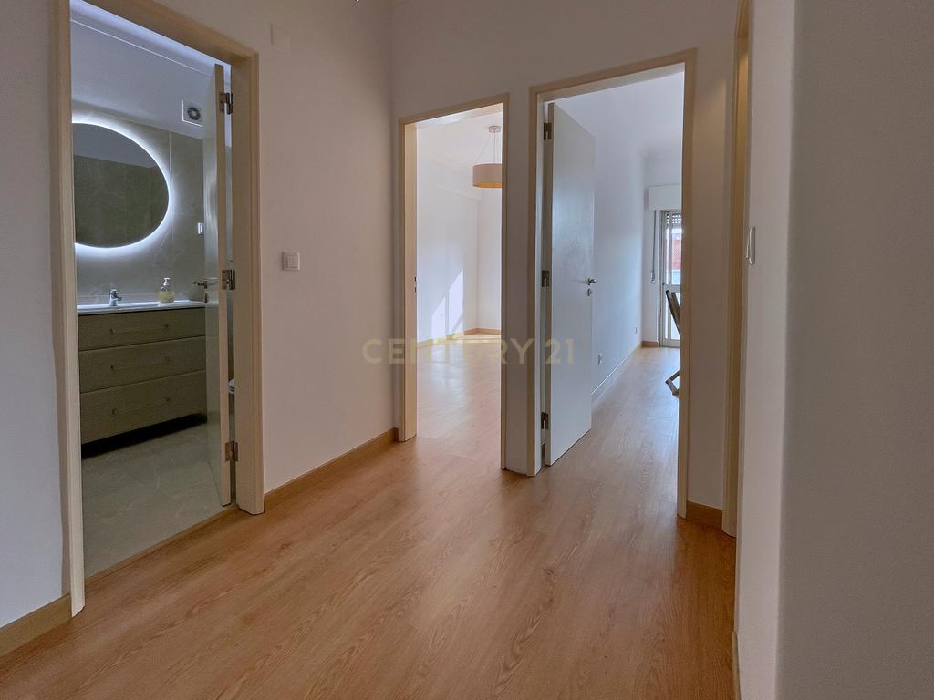 T2 para Arrendamento em Corroios – Conforto, Modernidade e Localização Privilegiada - Image 9