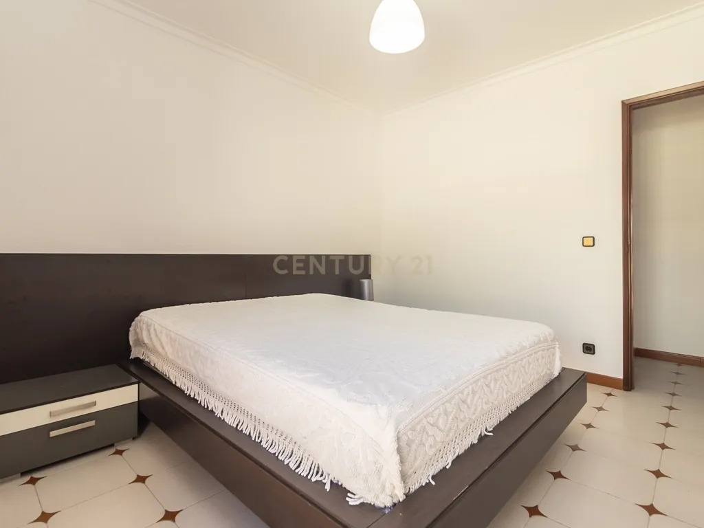 Apartamento T2 de 98m2 com Excelentes Áreas e 2 WC no Centro da Costa da Caparica - Image 33