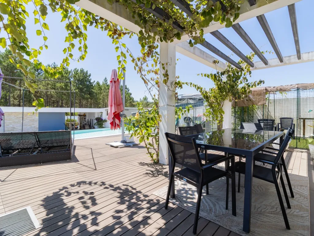 Casa de Luxo com Jardim Piscina e Jacuzzi na Marinha Grande - Image 2