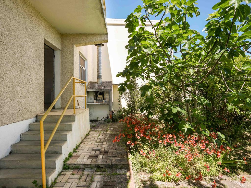  Moradia em Santa iria de Azoia com Vista Panorâmica e Jardim - Image 1