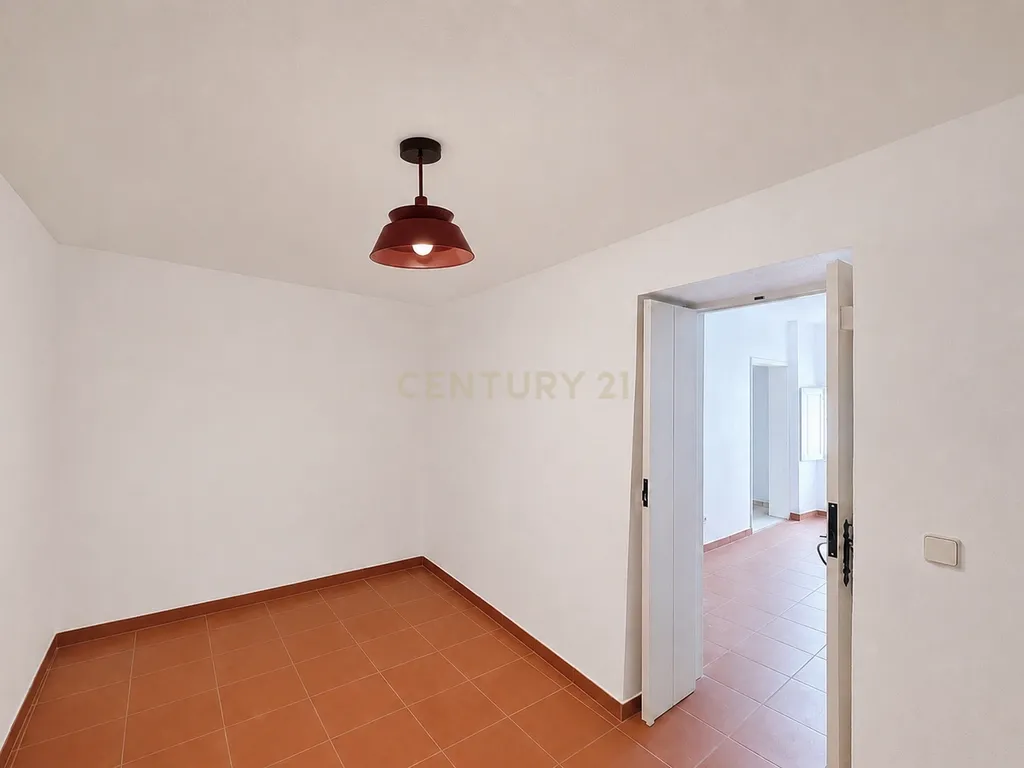 Moradia T3 Totalmente Reabilitada com Terraço Panorâmico de 360º sobre a Cidade de Estremoz. - Image 11