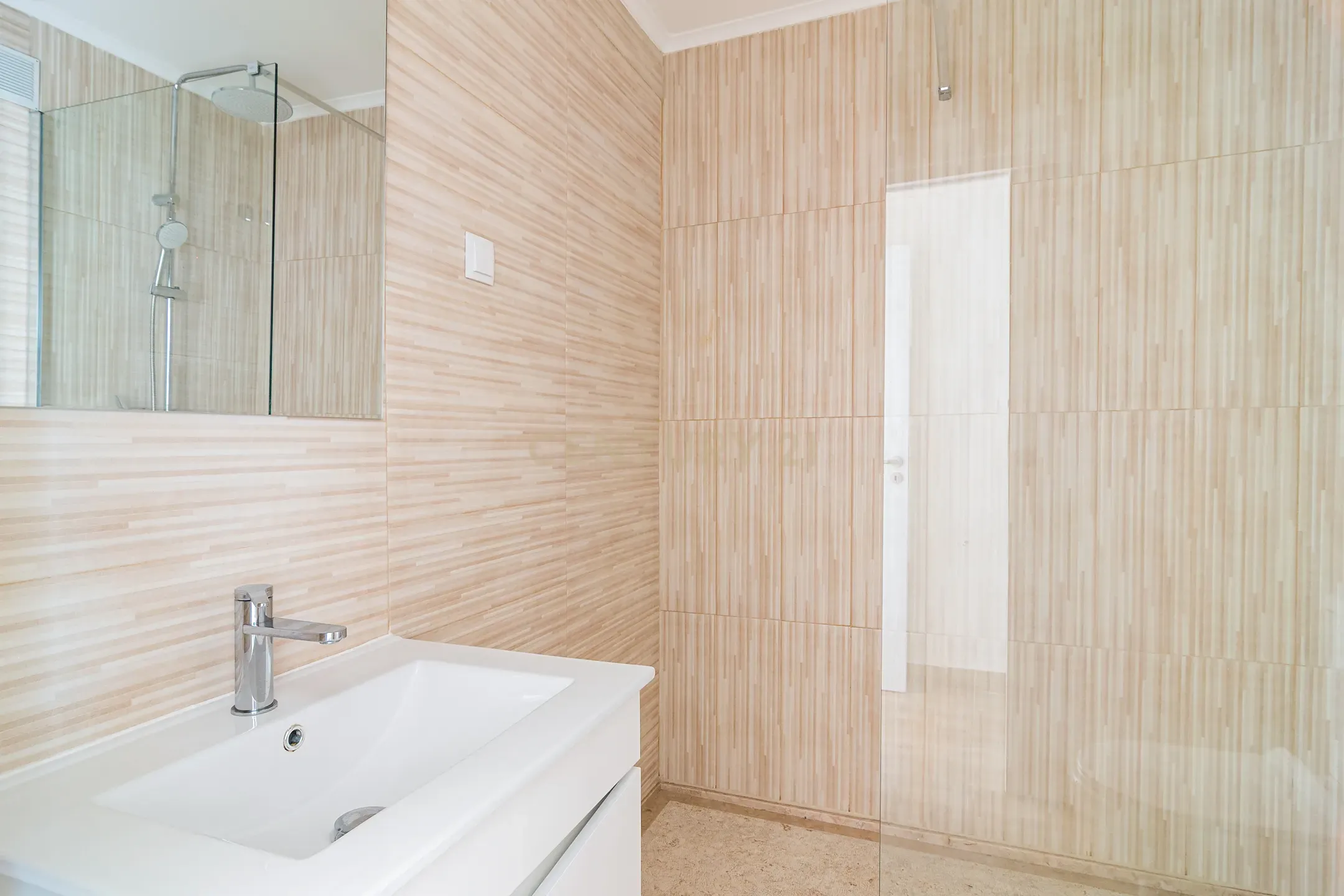 T2 com 130 m² para Arrendamento | Varanda com Vista para Jardim | Elevador - Image 5