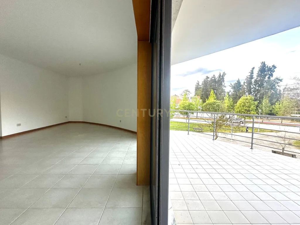 Apartamento T4 com Terraço, Varandas, Garagem e Lugar de Estacionamento, na Vila Serena, Pinhal Novo - Image 6