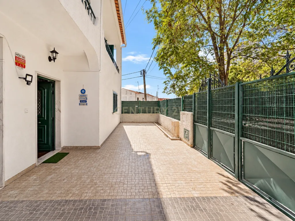 MORADIA T5 COM GARAGEM E PISCINA, 327 M² DE TERRENO PARA USUFRUIR - Image 2