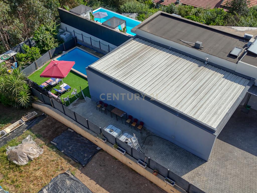 Moradia V3 com Piscina, Garagem para 4 Carros e Excelentes Áreas – Conforto e Tranquilidade a 5 Minutos da Autoestrada - Image 13