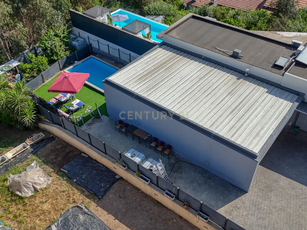 Moradia V3 com Piscina, Garagem para 4 Carros e Excelentes Áreas – Conforto e Tranquilidade a 5 Minutos da Autoestrada - Image 13