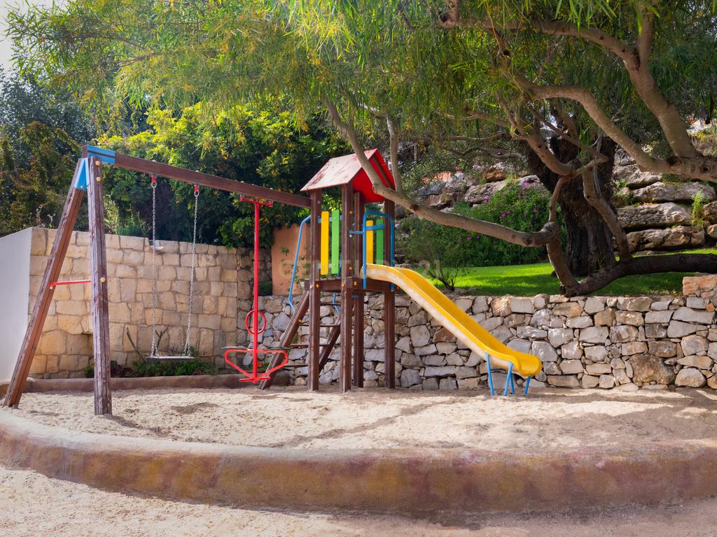 Propriedade com três habitações, piscina aquecida e sauna, num terreno de 10.000 m² - Image 126