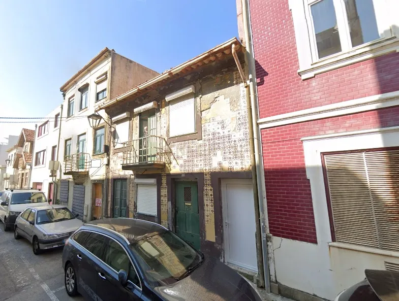 Investimento na Foz | Casa 130m² para Reabilitação | 2ª Linha de Mar - COM INQUILINO VITALÍCIO. - Image 4