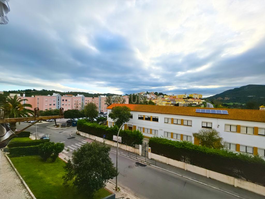 Apartamento T3 na Rua Afonso Castro, em Setúbal com Vista Panorâmica - Image 15