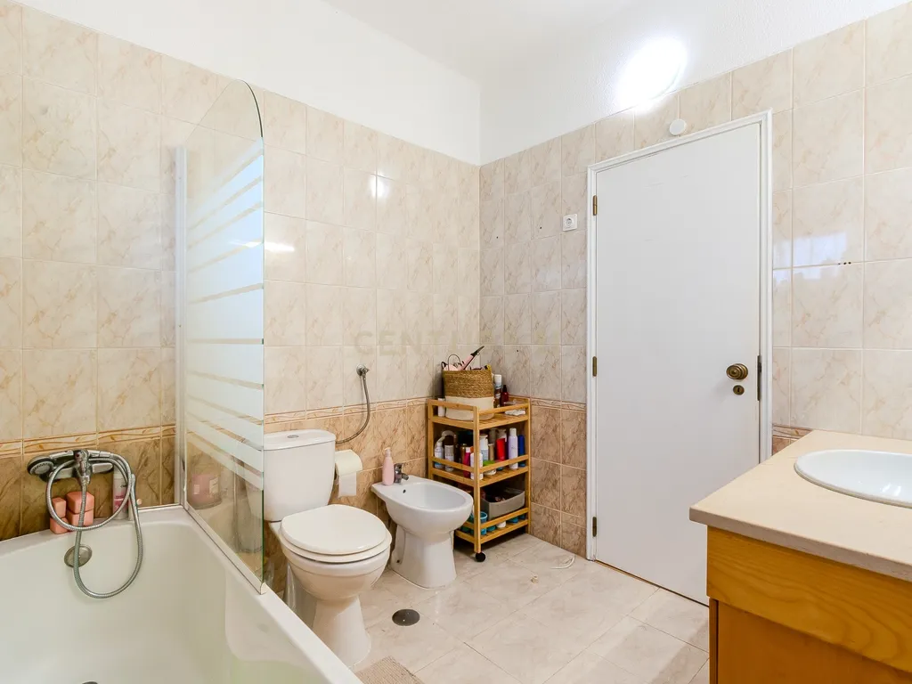 Apartamento T1+2 com Terraço Amplo em Albufeira - Image 23