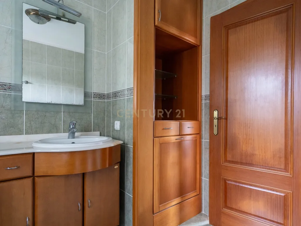 Moradia T5 - C/ terreno - Excelente estado - Image 40
