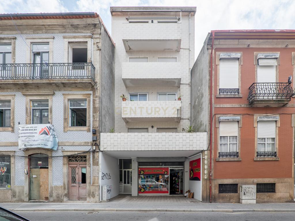 Loja Espaçosa em Matosinhos - Excelente Localização e Acessos - Image 1