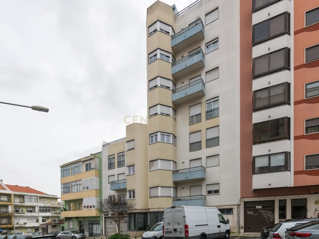 Apartamento T4 no Centro de Odivelas com Parqueamento para 3 Viaturas - Image 33