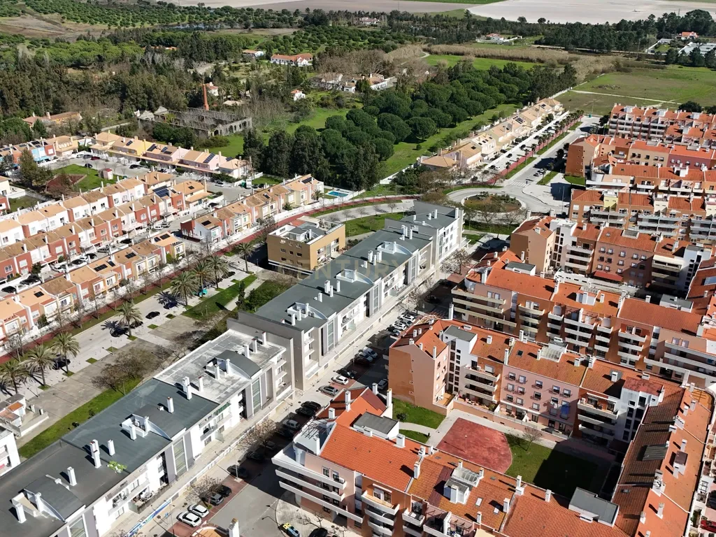 Apartamento T4 com Terraço, Varandas, Garagem e Lugar de Estacionamento, na Vila Serena, Pinhal Novo - Image 38