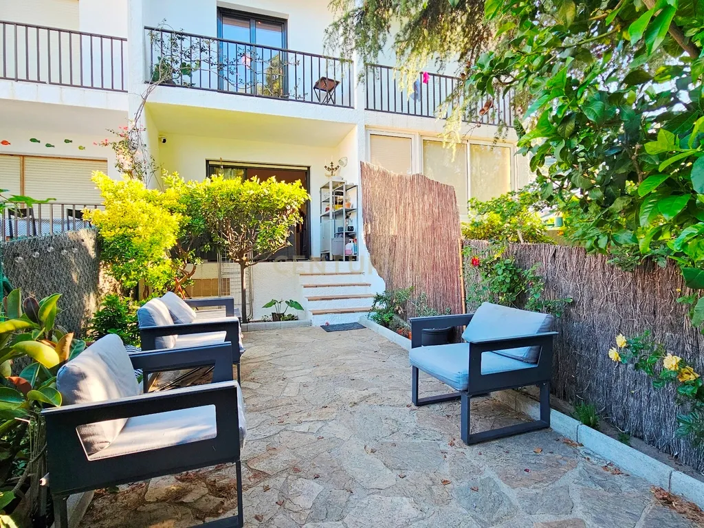 Viva o estilo de vida mediterrânico nesta casa com jardim e vista para o mar em Llançà - Image 29