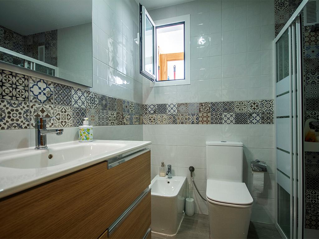 Apartamento totalmente renovado no último andar com garagem e arrecadação a 5 minutos de Las Canteras, Gran Canaria - Image 13