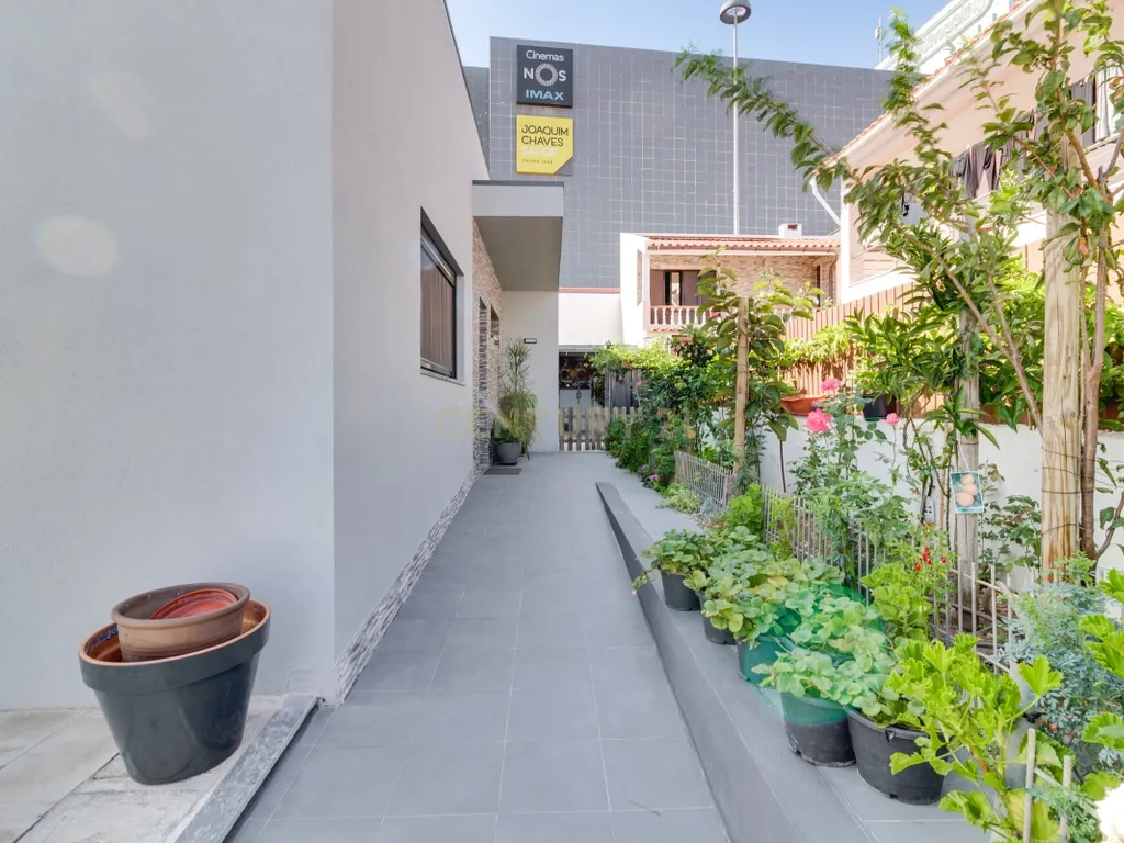 Moradia T3 Térrea Isolada com Zona Gourmet, Garagem e Carregamento Elétrico – Alcabideche - Image 29