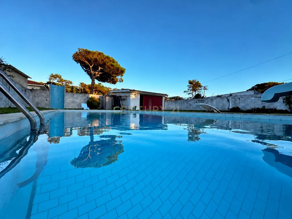 Moradia T4 de quatro frentes com piscina e vista mar | Mindelo - Image 1