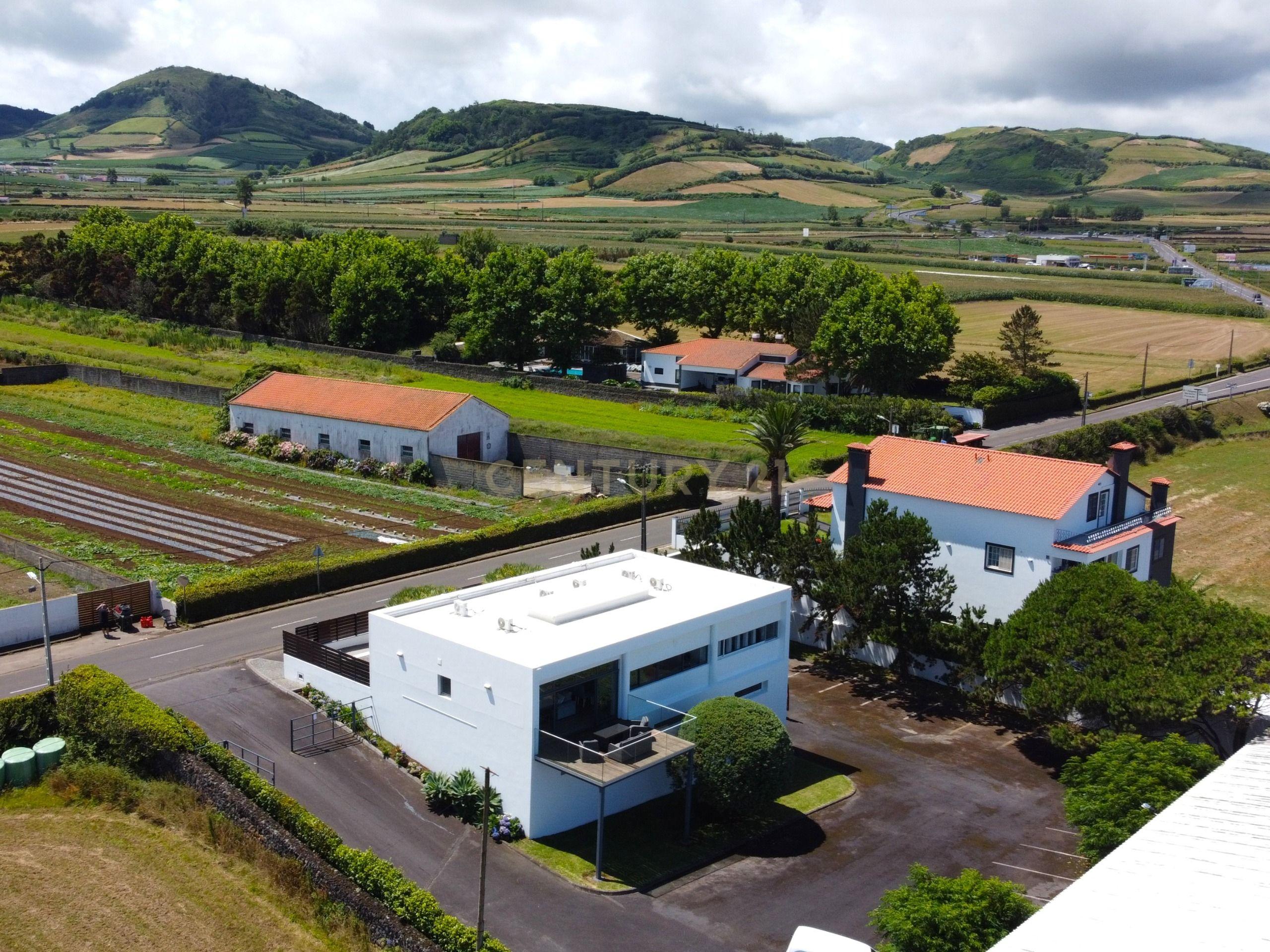 Fotografia 4 de Quinta de Excelência com Moradia T4, Armazéns e Terreno Agrícola | 9.780 m² | Vistas Mar e Elevado Potencial de Investimento