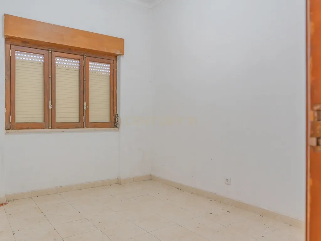 Moradia Isolada com Terreno de 1041 m² – Um Mundo de Possibilidades! - Image 17