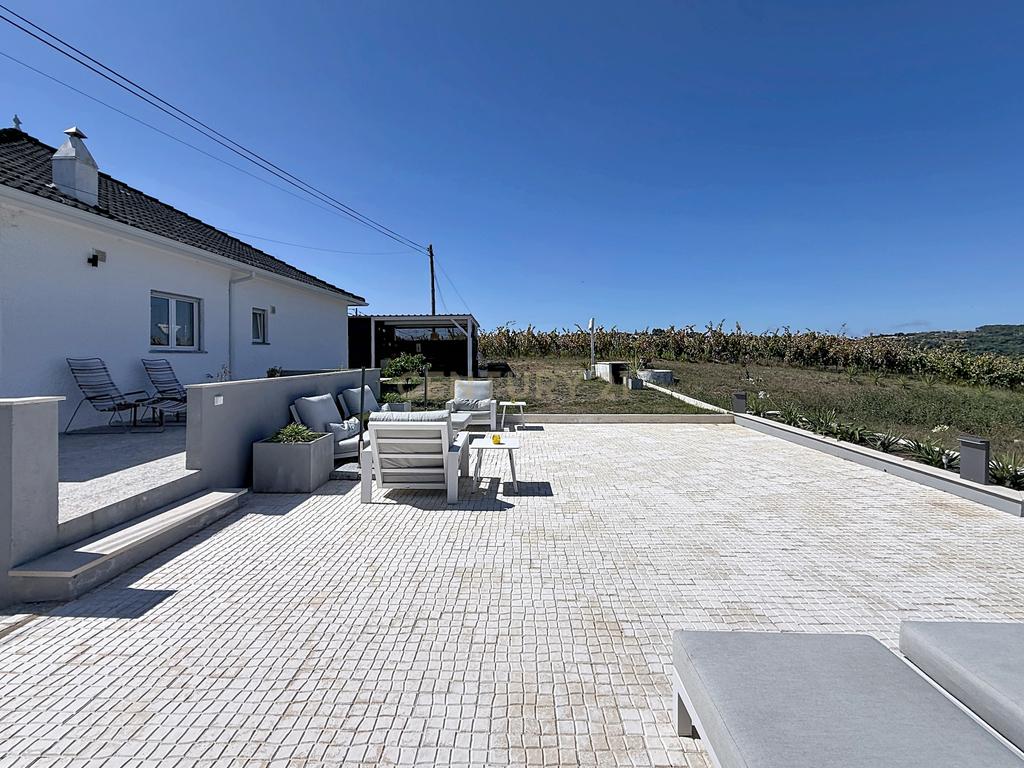 Moradia isolada com amplo terreno de 1.350 m², junto a Alcobaça - Image 8
