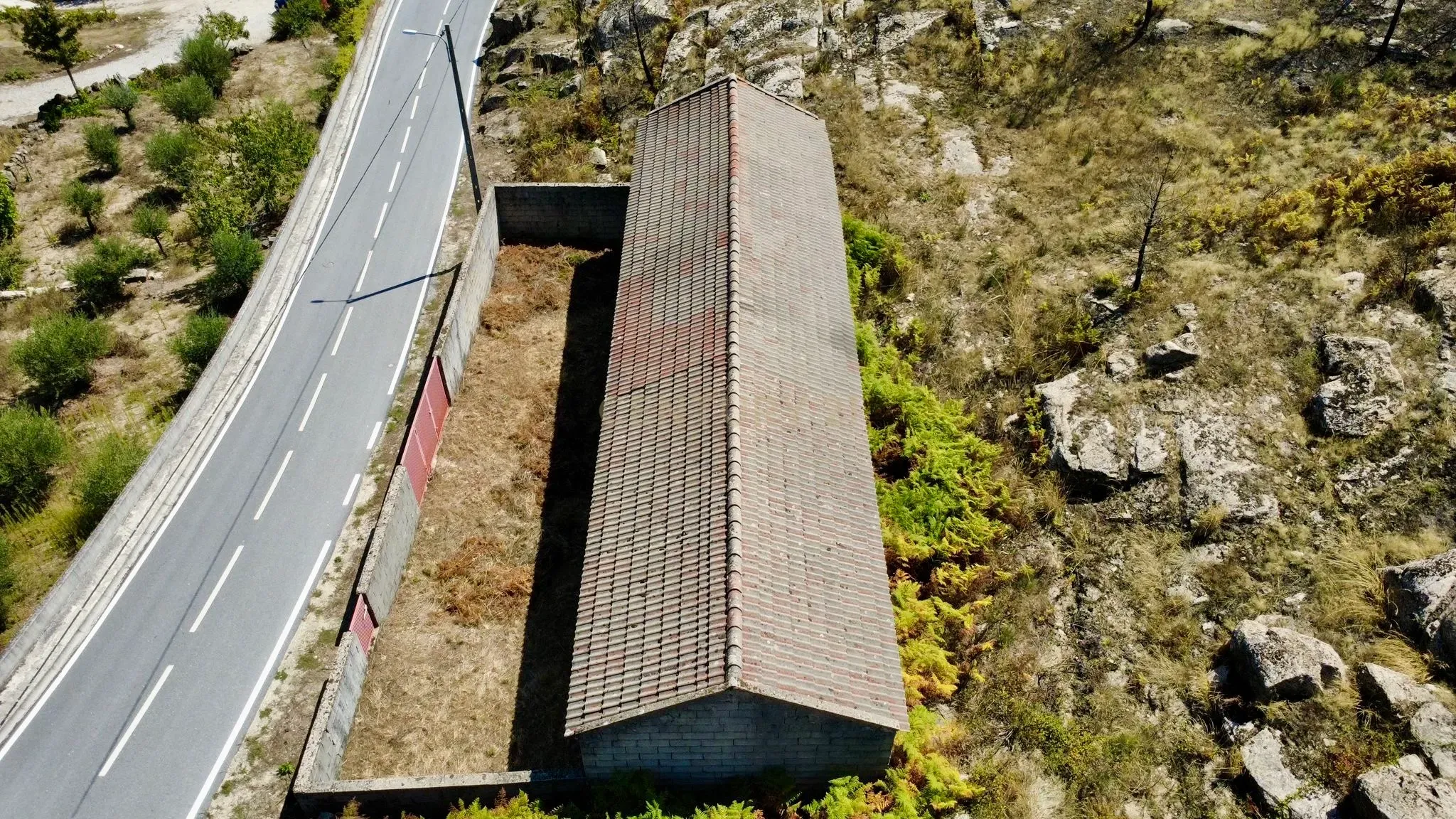 Fotografia 6 de Arrecadação com área exterior em Pinheiro, Aguiar da beira
