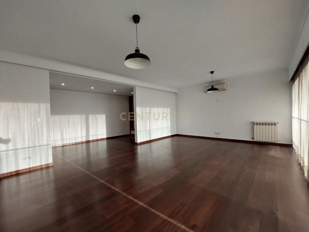 ARRENDADO - T2 Condomínio Alcântara Rio com 1 Parqueamento - Alcântara Rio - Image 2