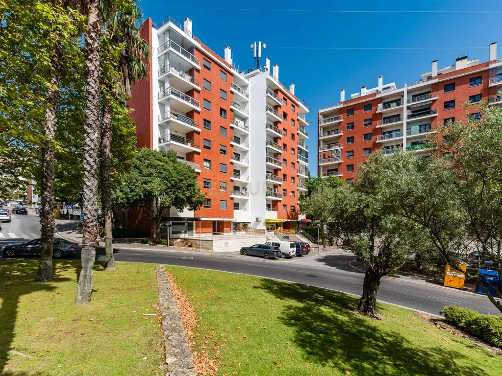 T3 nas Colinas do Cruzeiro | Conforto, Varandas e 2 Lugares de Garagem - Image 1
