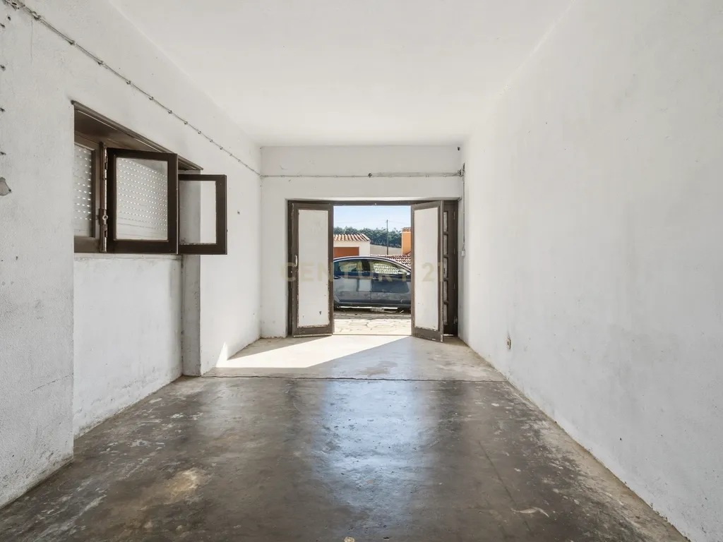 Moradia T7 de dois pisos com garagem, jardim e anexos | Terreno 894 m² na Paz em Mafra - Image 40