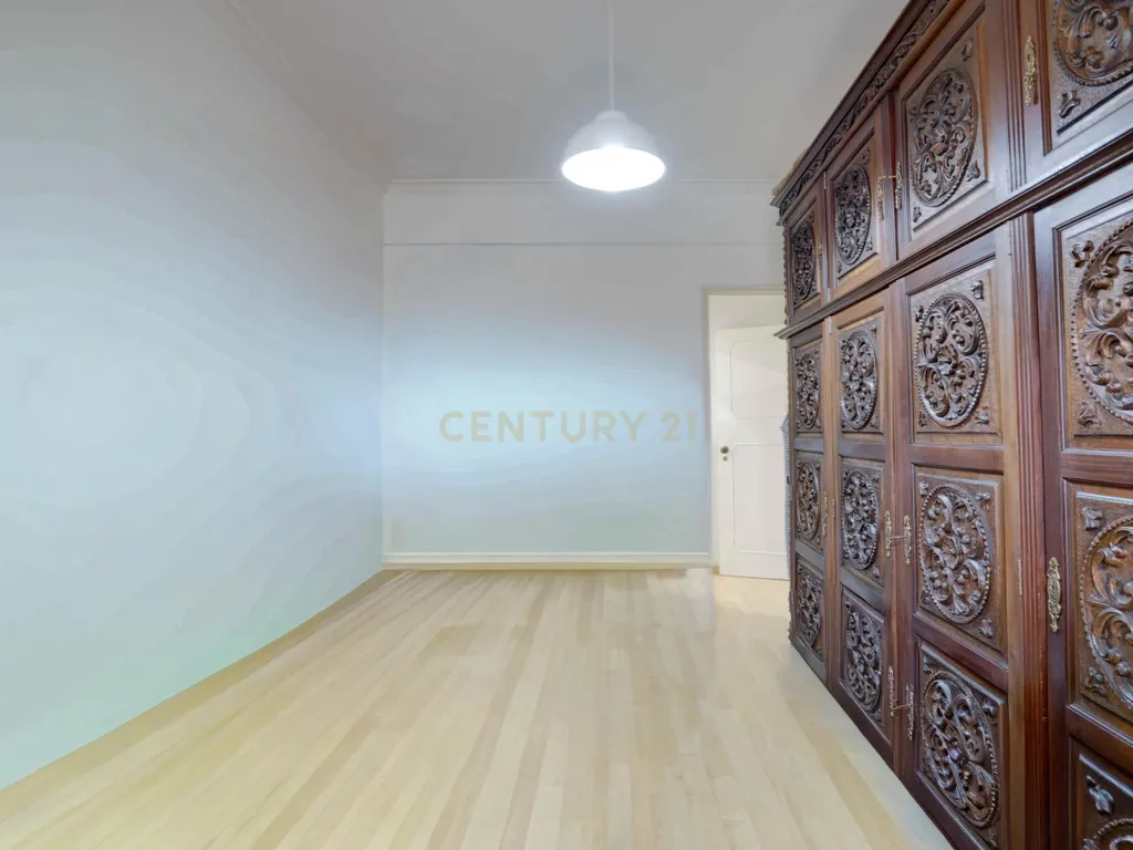 Apartamento T3 pleno de luminosidade em zona premium de Benfica - Image 17