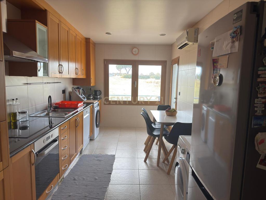 Apartamento T3 com garagem, Nossa Sra de Fátima, Entroncamento - Image 1