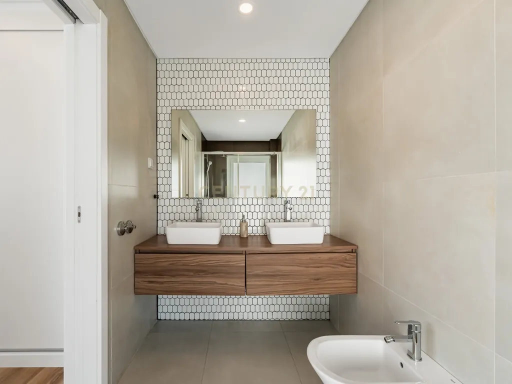 Moradia T4 Contemporânea com piscina, na Aroeira, perto do golf e praias - Image 23