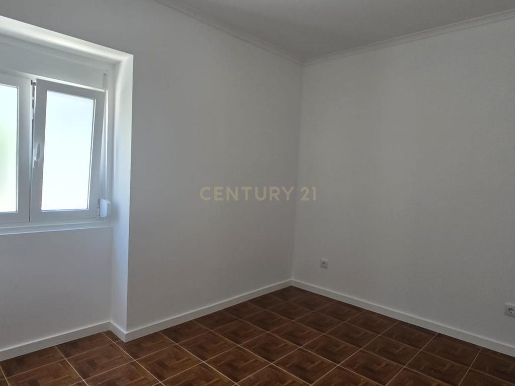 Moradia Renovada T2 em Magoito - Sintra com Terraço e Luz Natural - Image 15