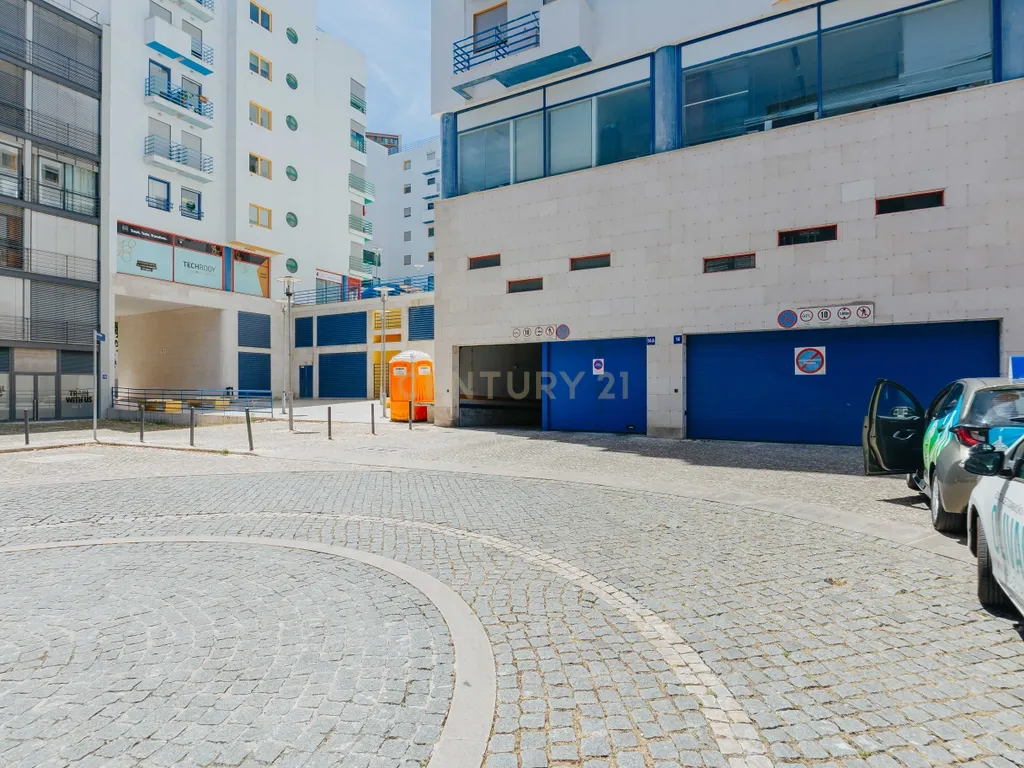 T3 com varanda e 2 lugares de estacionamento para Arrendamento | Parque das Nações | - Image 23