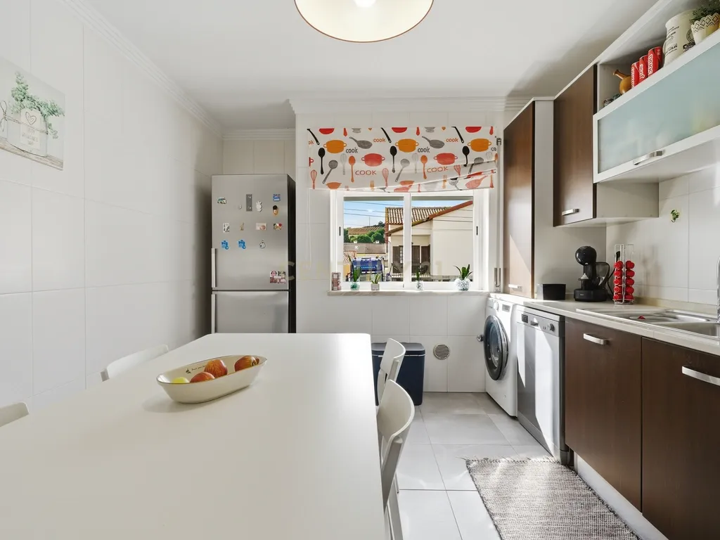 Apartamento T3 com terraço e churrasqueira – Merceana, Alenquer - Image 7