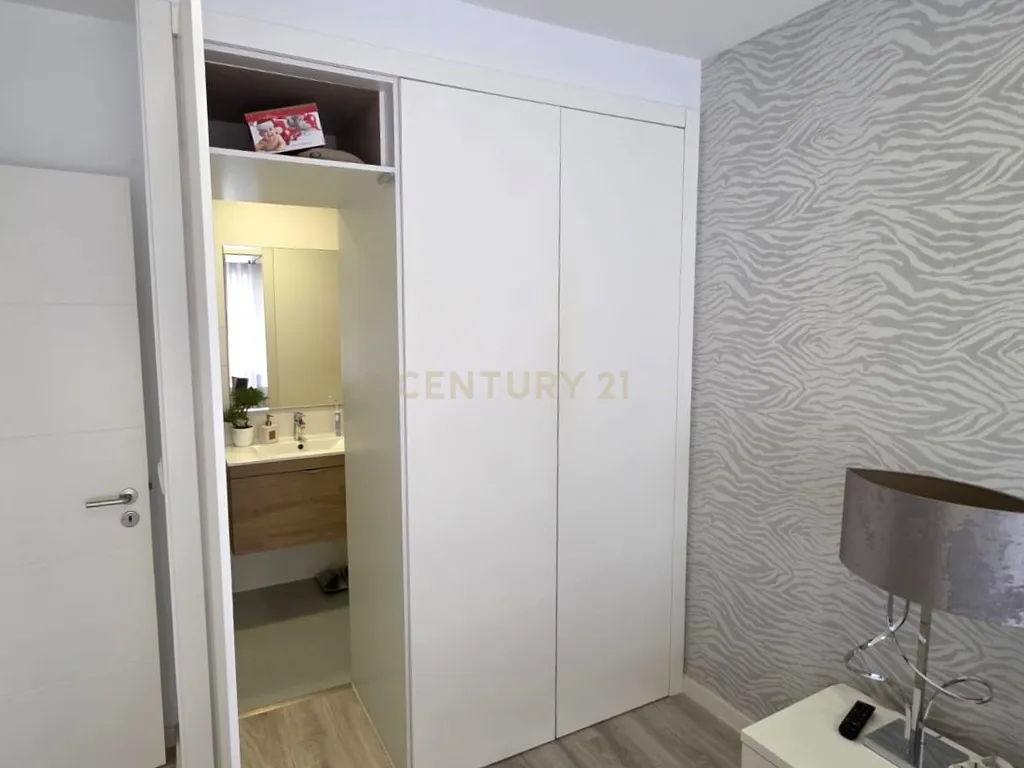 Apartamento T4 agora T3 em Almada transportes á porta # Negociável # - Image 22