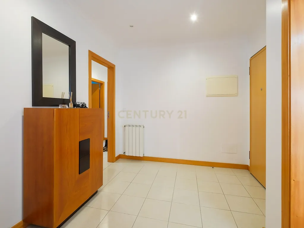 Apartamento T3 com Excelentes Áreas e Garagem na Urbanização Moinho do Guizo – Mina de Água, Amadora - Image 11