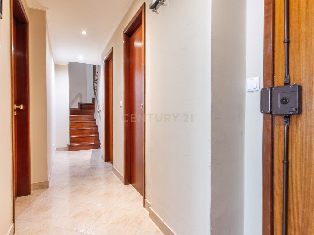 Apartamento T3 Duplex com Vista Desafogada no Monte da Caparica - Image 15