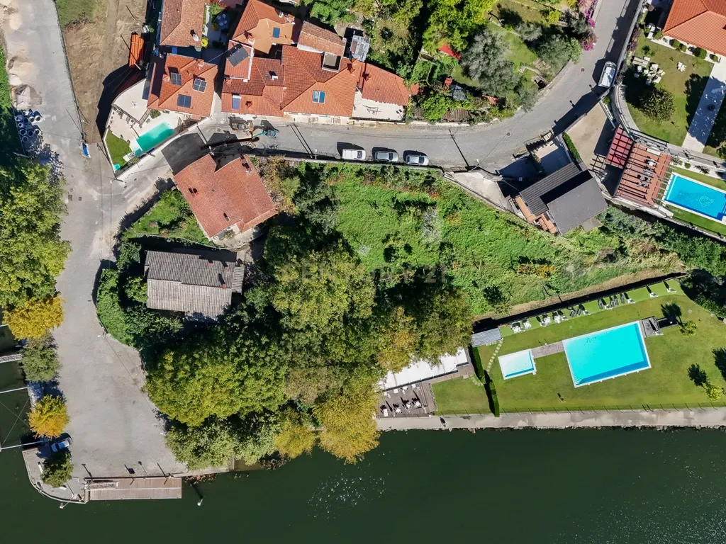 Moradia Térrea V3 na primeira linha dos Rios Douro e Tâmega com amplo jardim e garagem - Image 1