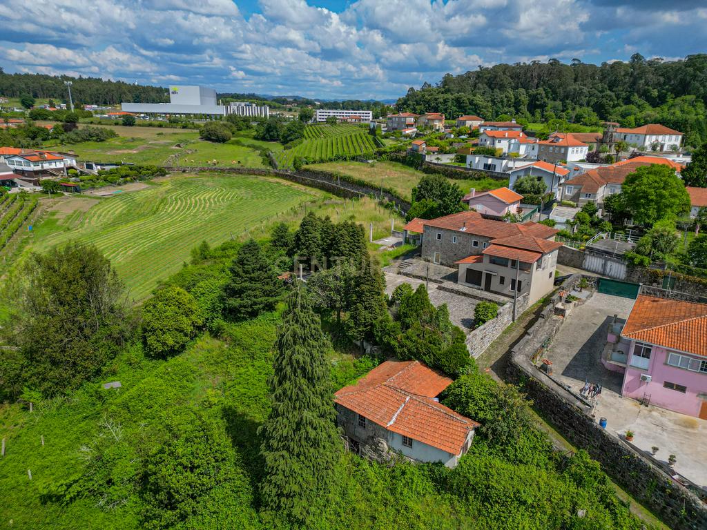 T5 com 3 Suites e Terreno com Rio | Natureza, Espaço e Conforto - Image 12