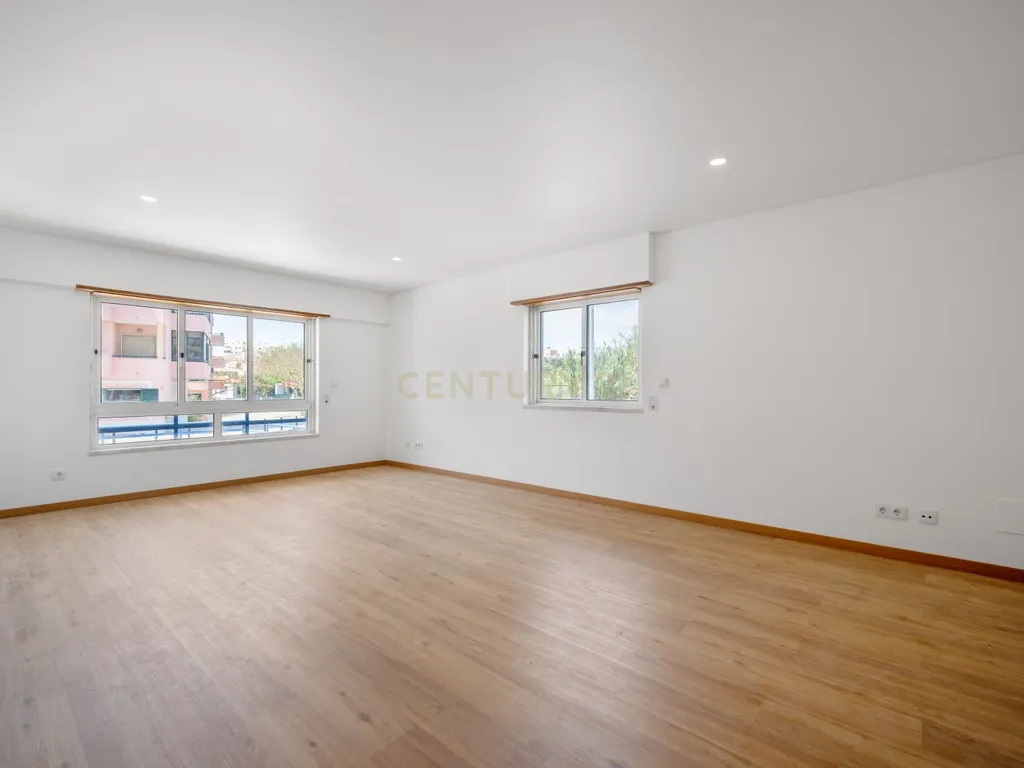 Apartamento T2 Renovado com Terraço de 48 m² e Box para 2 Carros em Carcavelos – a 8 minutos da praia - Image 6