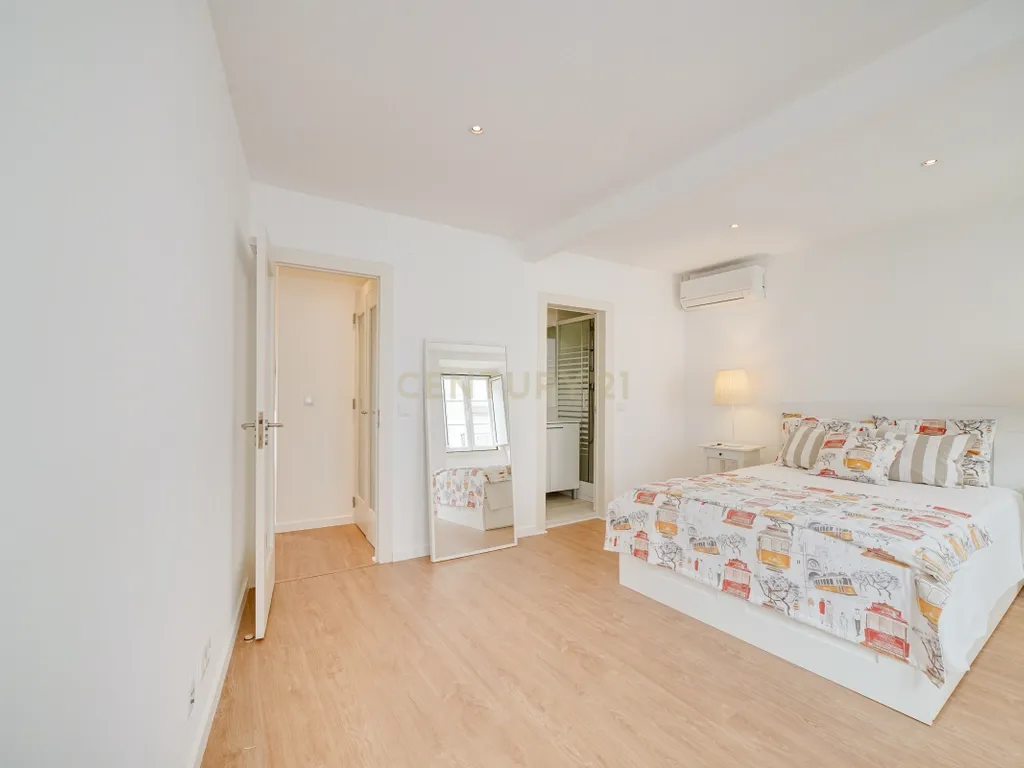 Apartamento T2 Triplex* em Santos-o-Velho – Janelas Verdes | Estrela - Image 20
